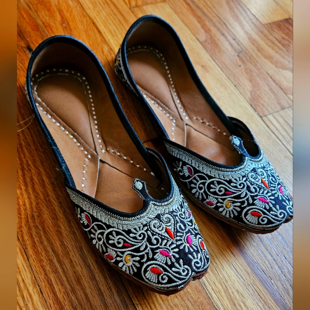 Black and Gold Indian Jutti/Nagra/Shoes with Leather Bottom in Size 8